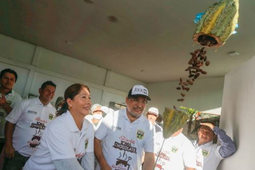 El presidente ejecutivo de Devida, Rubén Vargas, hizo la entrega formal de una planta procesadora de cacao en el distrito de Uchiza.