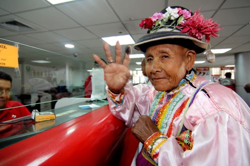 El último domingo, el Banco de la Nación atendió en sus agencias de 16 ciudades del país a los usuarios de Pensión 65.