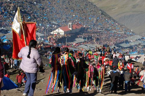 El acto principal de la festividad del Señor de Qoyllur Riti se celebra al pie del nevado de Colquepunku.