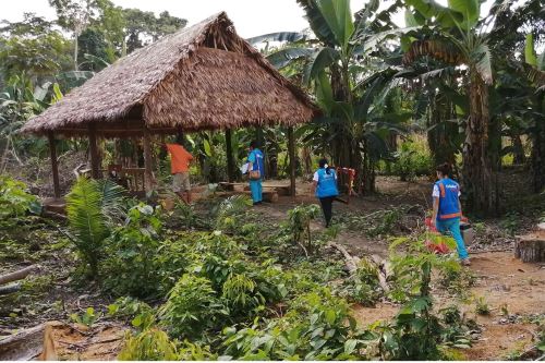 Enfermeras y técnicas de EsSalud llegaron a las comunidades machiguengas de Madre de Dios para vacunar a los niños.