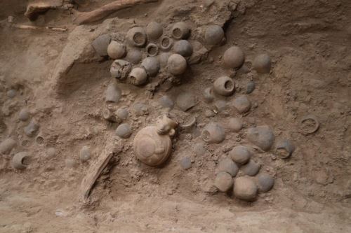 En la cámara funeraria de la última mujer de la élite mochica se hallaron 204 vasijas en miniatura, objetos de metal, dos cántaros cara-gollete con decoración pictórica.