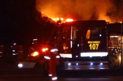 Incendio forestal registrado esta madrugada en el centro poblado de Samanco, provincia del Santa, generó alarma en la población.