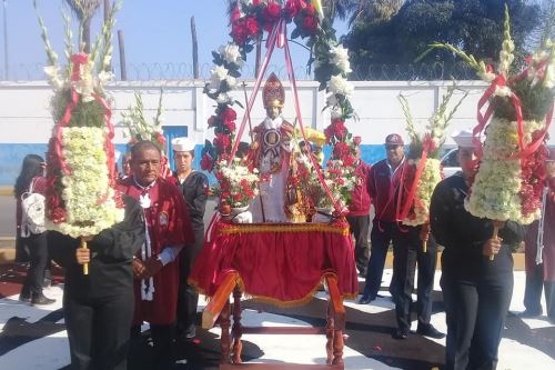 Personal de la Capitanía de Puerto de Chimbote (Áncash) le ofreció ofrendas florales a san Pedrito.