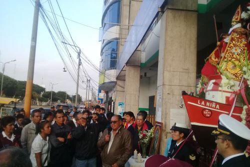 La imagen de san Pedrito en la réplica de una lancha pequeña, lugar que ocupará en las diferentes actividades programadas en su honor en Chimbote (Áncash).