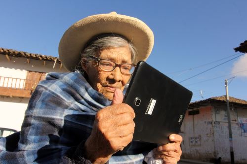 Usuarios del programa Pensión 65 de Cajamarca aprenden a leer y escribir con la aplicación Dispurse Focus que usan en sus tabletas.