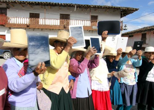 Usuarios de Pensión de 65 de Cajamarca recibieron tabletas con la aplicación Dispurse Focus, que les permitirá aprender a leer y escribir.