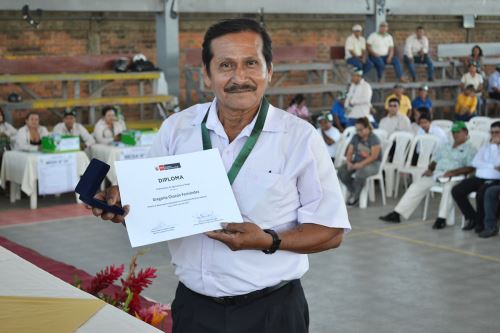 Gregorio Chacón Fernández recibió la Medalla Ministerio de Agricultura y Riesgo en reconocimiento a su contribución en el sector forestal.