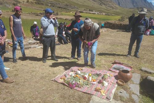 Con ceremonias de pago a la tierra, comunidades campesinas de Áncash revaloraron las costumbres y tradiciones ancestrales.