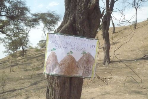 Profesoras y alumnos de la Institución Educativa Inicial de Palo Blanco confeccionaron carteles con mensajes para detener el deterioro del patrimonio cultural de Lambayeque.