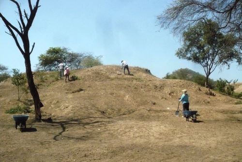 La Huaca Palo Blanco, ubicada en caserío del mismo nombre, en el distrito de Motupe, es Patrimonio Cultural de la Nación desde el 2002.