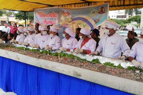 Estudiantes de gastronomía se encargaron de preparar el cebiche de anchoveta más grande de Chimbote, región Áncash.