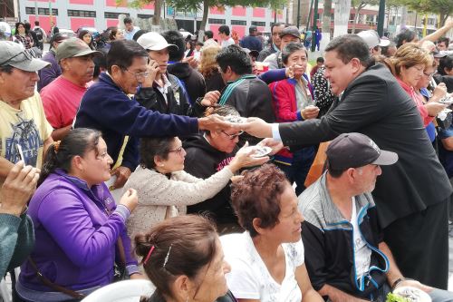 El alcalde provincial del Santa, Roberto Briceño, distribuyó los platos de cebiche de anchoveta entre los chimbotanos.