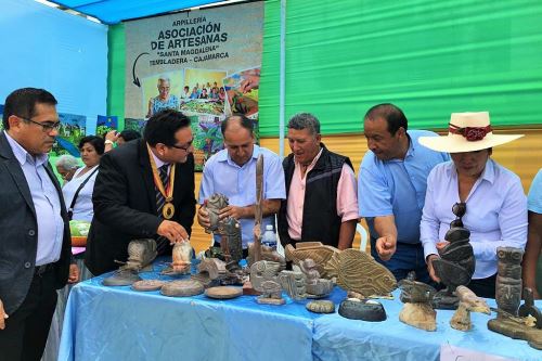 Artesanos de Cajamarca exhiben ornamentos de piedra en la XII Feria Birregional de Integración Cultural y Económica Cajamarca-Lambayeque.