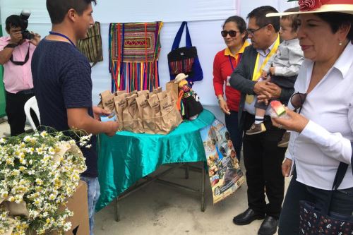 En la XII Feria Birregional de Integración Cultural y Económica Cajamarca-Lambayeque se promocionó la manzanilla de Incahuasi.