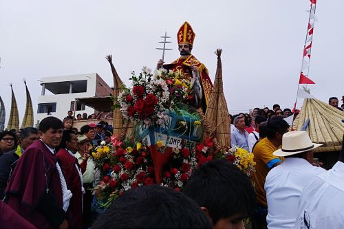 Devotos y turistas acompañaron imagen de san Pedro en su recorrido en el balneario trujillano de Huanchaco.