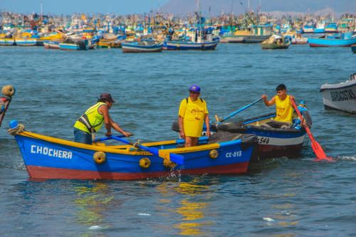 Carrera de botes fue promovida por la Subgerencia de Turismo y Promoción de Mypes de la municipalidad provincial del Santa.