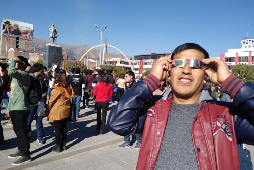 Pobladores de Huancayo (Junín) usaron lentes especiales para observar el eclipse parcial solar.