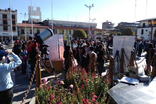 Este es uno de los tres telescopios astronómicos instalados en la plaza Constitución de la ciudad de Huancayo para apreciar el eclipse parcial solar.