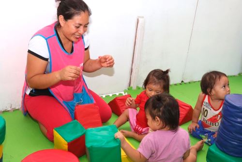 Madres cuidadoras voluntarias, debidamente capacitadas, atienden a niños y niñas menores de tres años.