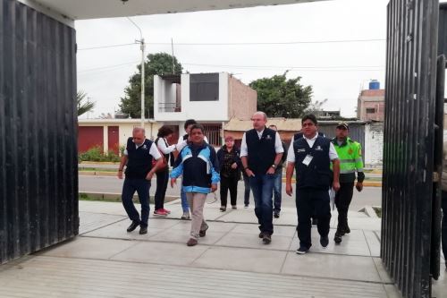 El jefe de la ONPE, Manuel Cox, visitó la I.E Luis Valle Goicochea, donde deben sufragar 4,771 electores.