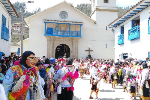 La delegación de más de 180 danzarines, ataviados con típica vestimenta, llegaron a la iglesia nuestra Señora de Rosario.