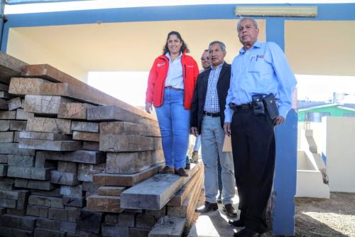 La ministra Muñoz presidió la transferencia de 2,000 pies tablares de madera tornillo y cedro al Gobierno Regional de Arequipa.