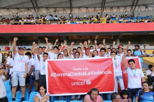 Adolescentes de Iquitos dieron una cálida bienvenida a la Antorcha Panamericana en el Estadio Max Augustín.