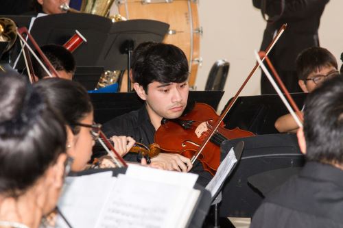 El gobernador regional de Lima, Ricardo Chavarría, destacó el potencial de los jóvenes que integran la Orquesta Sinfónica Municipal de Chancay.