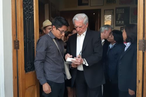 El laureado escritor Mario Vargas Llosa, quien se encuentra en la ciudad de Arequipa,  autografió libros. Foto: Gobierno Regional de Arequipa.