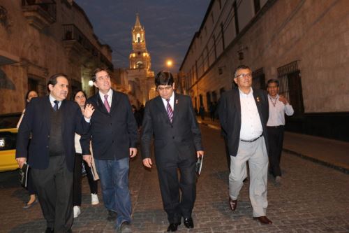 El director del Instituto Cervantes, Luis García Montero, y el rector de la UNSA, Rohel Sánchez, recorrieron templos y casonas de la ciudad.