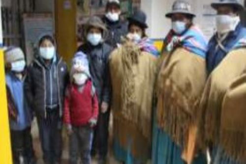 El Gobierno Regional de Arequipa distibuyó mascarillas a la población para que se proteja de las cenizas del volcán ubinas.