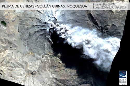 En la imagen satelital se observa la pluma de ceniza y humareda del volcán Ubinas, que afecta a la zona sur del país.