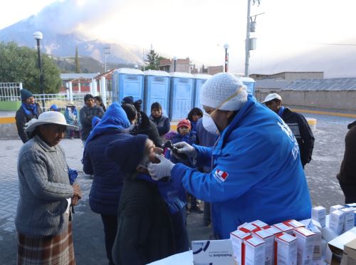 Pobladores afectados por las explosiones y lluvia de cenizas del volcán Ubinas reciben atención médica de EsSalud.