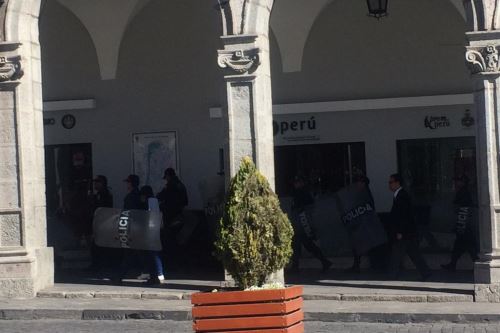 Efectivos policiales resguardan la plaza de Armas de Arequipa, debido al paro que acata un sector de la población en rechazo al proyecto minero Tía María.