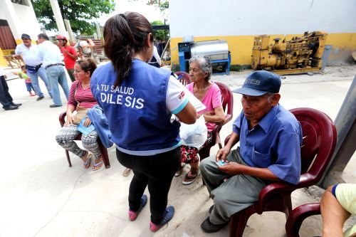 Porcentualmente, Puno (13.5 %) tiene la mayor cantidad de asegurados con más de 60 años por región.