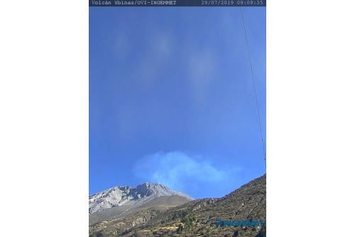 El Ubinas ha emitido gases volcánicos azulinos que alcanzaron hasta 2,000 metros de altura sobre la cima del macizo ubicado en la región Moquegua.