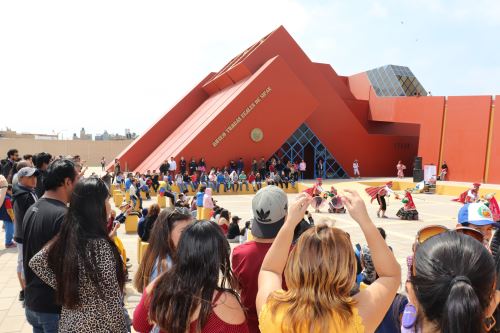 Visitantes disfrutaron del III Festival Internacional de Danzas folclóricas “El Perú está de Fiesta”, organizado para conmemorar los 198 años de la independencia nacional.