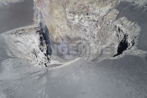 Así se observa cráter del volcán Ubinas, que se encuentra en proceso de erupcion.