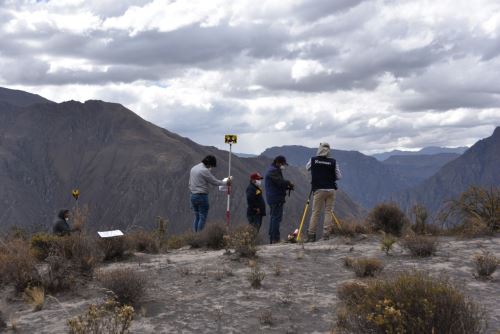 Especialistas del Ingemmet identificaron en el sector de Sirahuaya depósitos de caída de ceniza de un milímetro de espesor de la actual erupción y de huaicos, que se canalizaron por una de las quebradas.