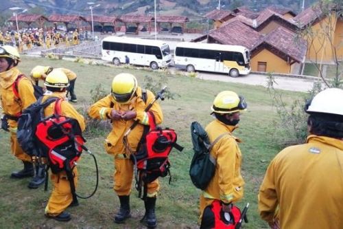 Personal especializado en control de incendios forestales del Sernanp y el Ministerio de Cultura ingresó a la zona de emergencia.