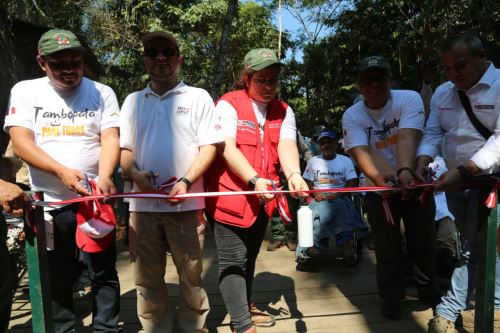 Los ministros del Ambiente, Lucía Ruíz, y de Comercio Exterior y Turismo, Edgar Vásquez, inauguraron el renovado sendero elevado de madera que conecta el acceso desde el río Madre de Dios hasta el muelle de embarque del lago Sandoval.