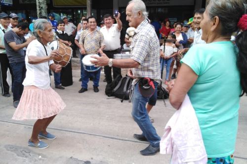 Usuarios de Pensión 65 de Loreto disfrutaron de sano esparcimiento durante jornada dominical de pago de sebvención.