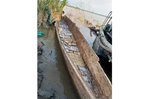 En las pequeñas embarcaciones intervenidas en la región Loreto se encontraron sacos plásticos y envoltorios que contenían una tonelada de estupefacientes.