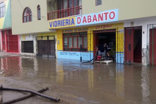 Aniego se produjo debido al colapso del dren que cruza los pueblos 3 de Octubre, Villa María y 1 de Mayo, en el distrito de Nuevo Chimbote (Áncash).