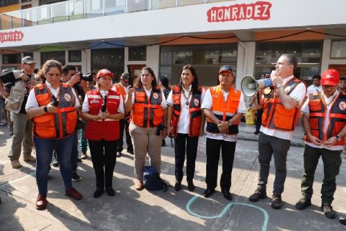 El jefe del Gabinete Ministerial, Salvador del Solar, acompañado de varios ministros, lideró el simulacro en la ciudad de Iquitos.