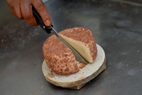 Este es el tradicional queso rojo de Lluta, una de las variedades que se producen en el distrito de la provincia arequipeña de Caylloma.