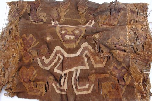El textil con el Dios de los Báculos hallado en la huaca Santa Rosa de Pucalá, ubicada en la región Lambayeque.