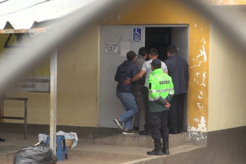 Al establecimiento penitenciario de Huamancaca Chico, Vladimir Cerrón ingresó enmarrocado.