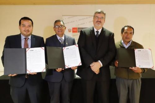 El ministro de Cultura, Luis Jaime Castillo, entregó convenio específico para preparar el expediente de candidatura del complejo minero Santa Bárbara  (Huancavelica) a la Lista del Patrimonio Mundial.