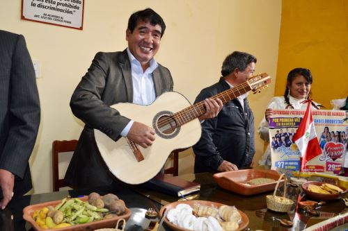 El alcalde Juan Lobato Yarango señaló que se hacen gestiones para que la afamada guitarra namorina sea declarada Patrimonio Cultural de la Nación.